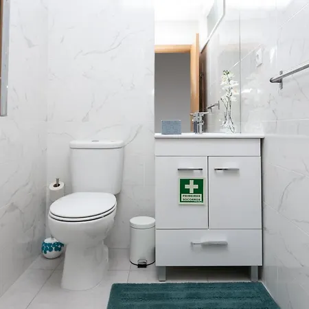 A Modern And Homely 3 Bedroom With Elevator Apartment Porto