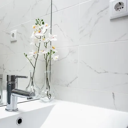 A Modern And Homely 3 Bedroom With Elevator Apartment Porto