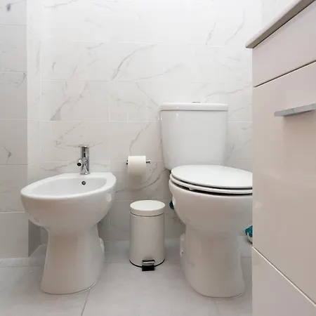 A Modern And Homely 3 Bedroom With Elevator Apartment Porto